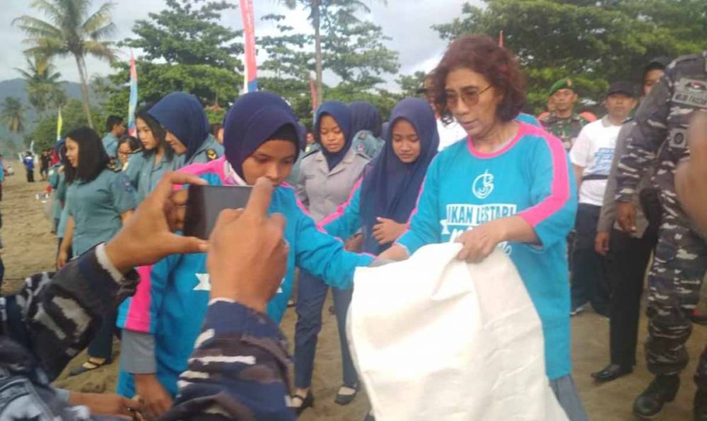Menteri Kelautan dan Perikanan, Susi Pudjiastuti saat ikut membersihkan sampah di Pantai Prigi Trenggalek