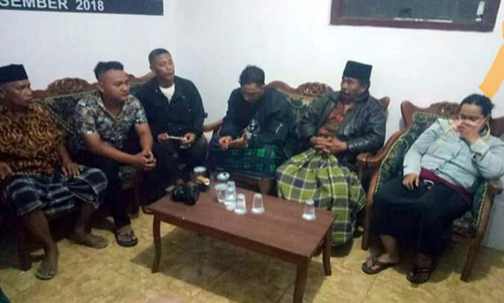 Oknum polisi dan bidan saat diamankan warga di Pasuruan setelah digerebek karena diduga mesum