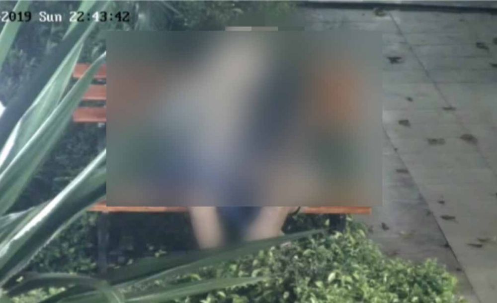 Tangkapan kamera CCTV adegan mesum pasangan diduga kekasih di Taman Alun-alun Bojonegoro (foto: Istimewa)