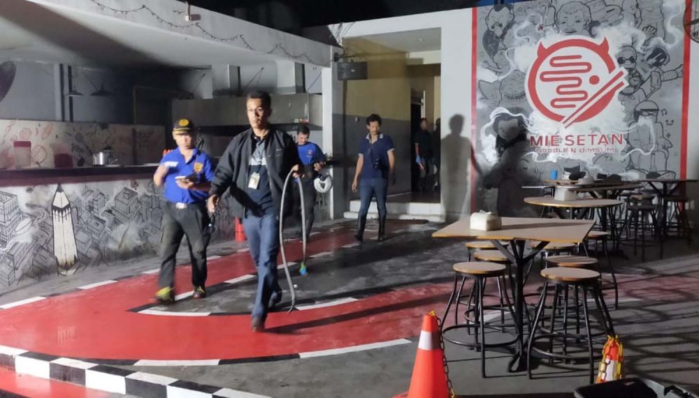 Sejumlah petugas keluar dari Depot Mie Setan, Mulyorejo, Surabaya