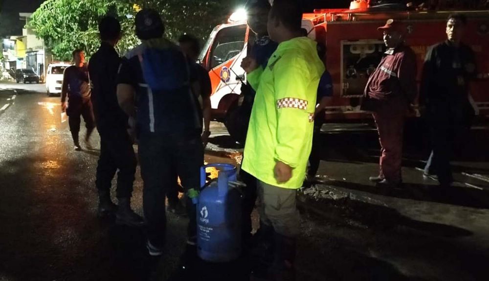 Tabung gas elpiji 12 kilogram yang bocor di Depot Mie Setan Mulyorejo, Surabaya, diamankan petugas