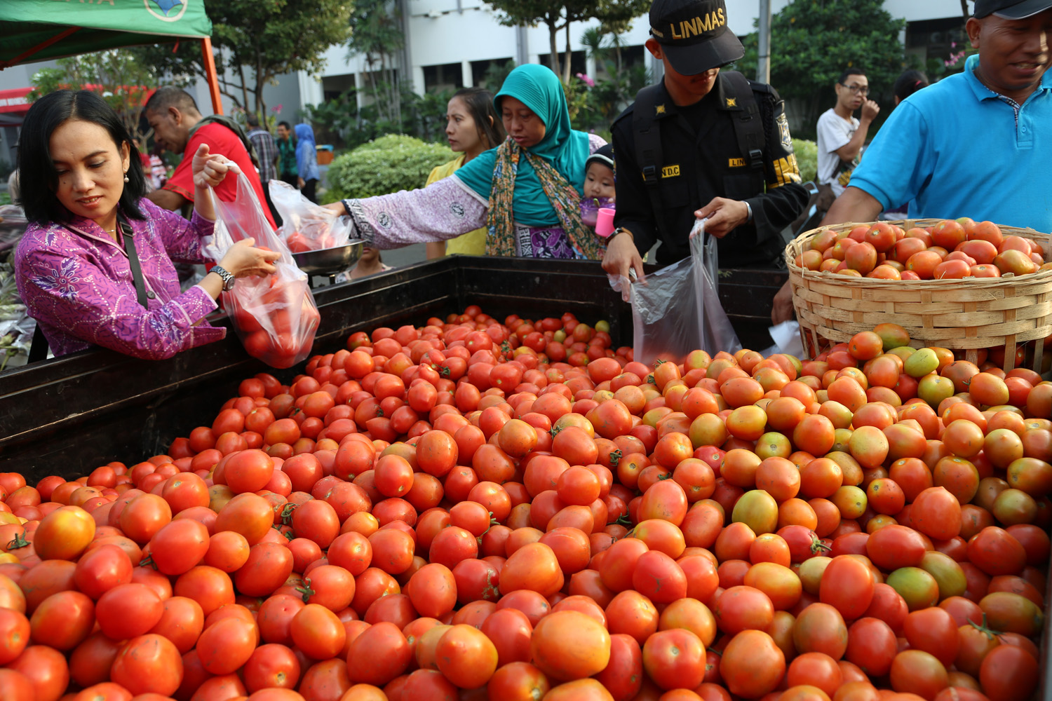 Warga antusias membeli hasil para petani Surabaya di acara Minggu Pertanian