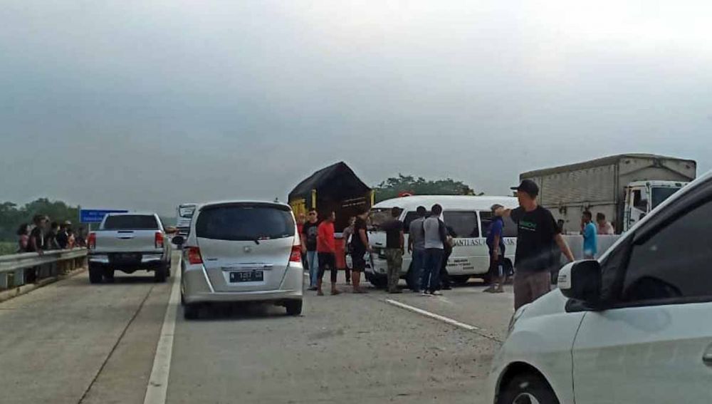 Minibus L300 terguling di Tol Pandaan-Malang