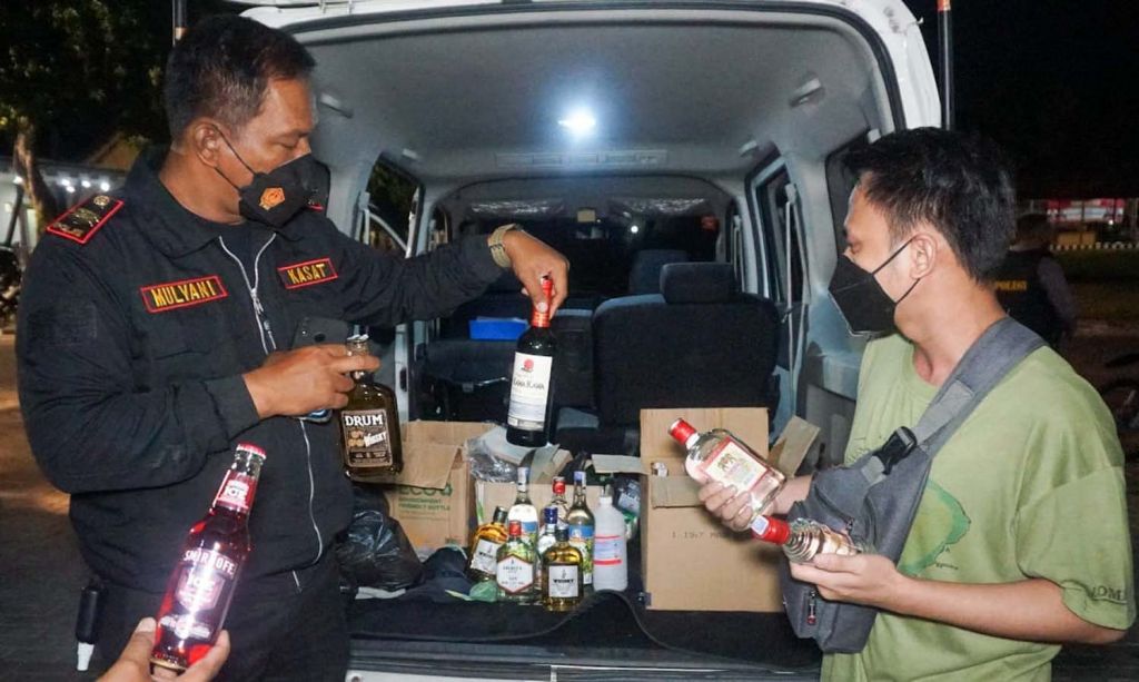 Puluhan Botol Miras Ilegal di Jombang Disita Polisi