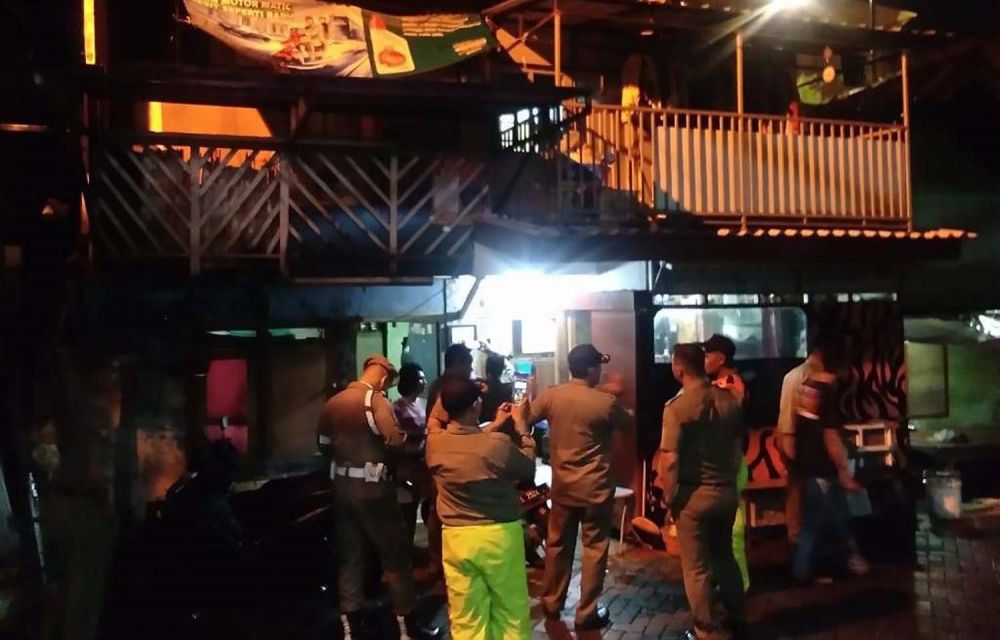 Satpol PP Surabaya Kembali Gerebek Penjual Miras Oplosan di Baratajaya