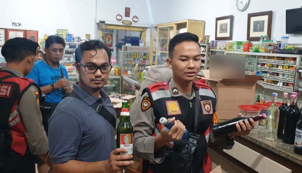 Tim gabungan dari Sat Sabhara dan Sat Intelkam Polres Situbondo menyita 131 botol miras dari sebuah toko