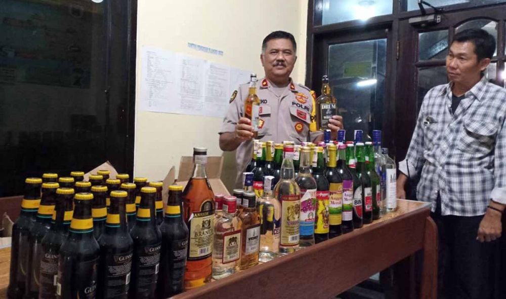 Kapolsek Sawahan, Kompol Dwi Eko Budi Sulistyono menunjukkan miras yang disita anggotanya