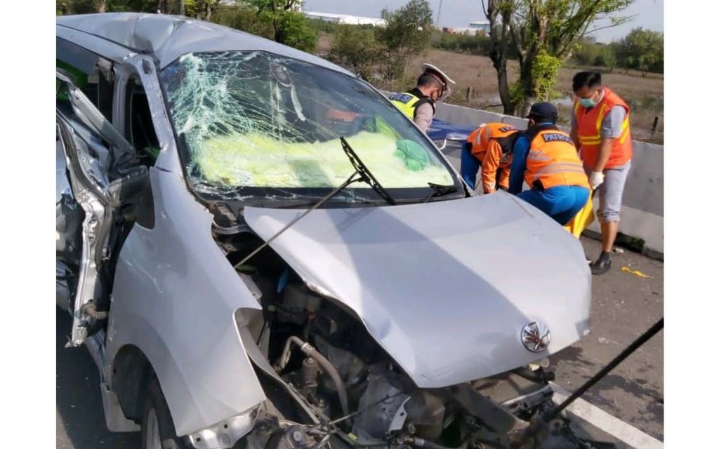 Mobil Agya kecelakaan di Tol Romokalisari-Tandes Barat, Surabaya (Foto: Sat PJR Polda Jatim)