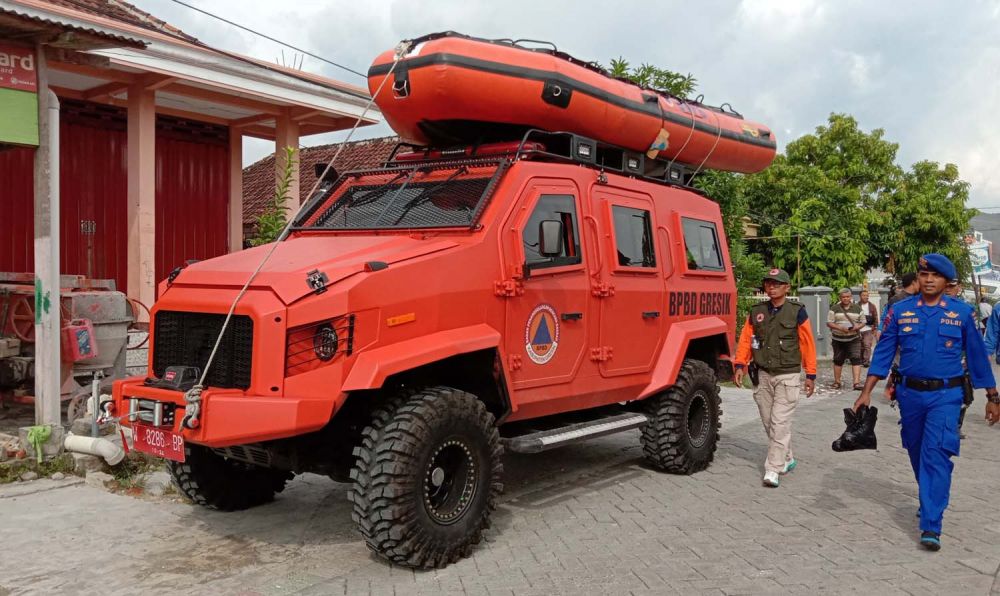Mobil Amfibi milik BPBD Gresik terpaksa 'mundur alon alon' menjauh dari pemukiman yang terdampak banjir