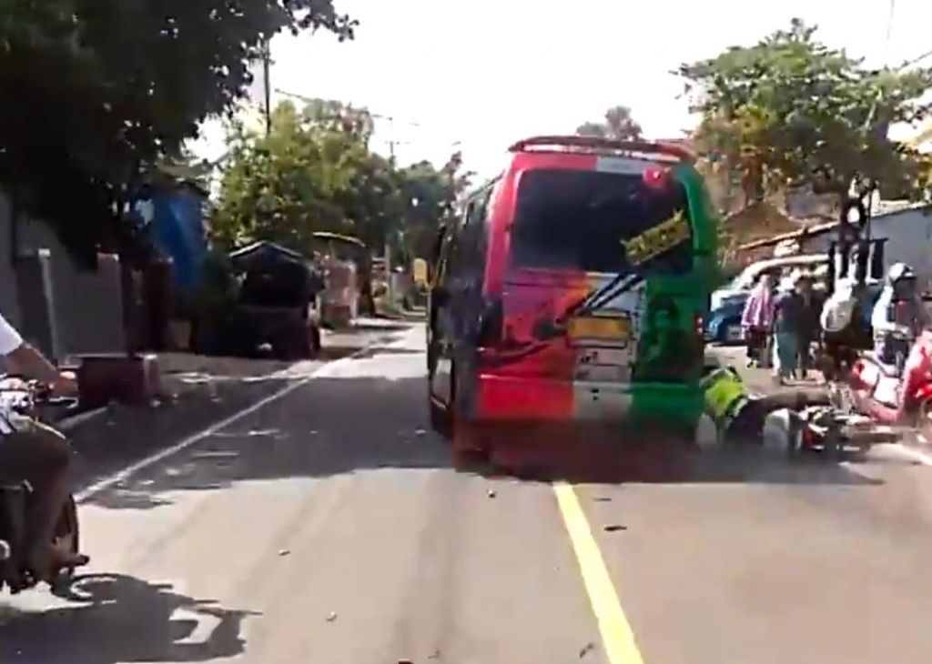 Aksi mengerikan mobil angkutan umum saat tabrak polantas di Probolinggo