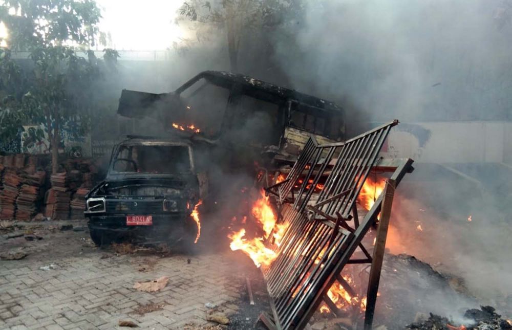 Tiga mobil bekas di SMKN 2 Surabaya hangus terbakar