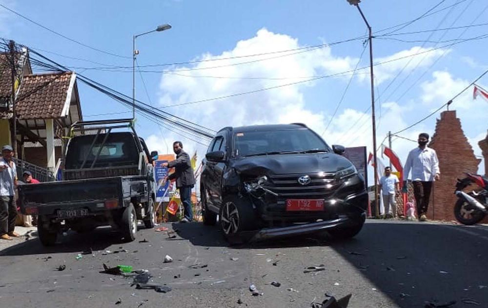 Mobil berpelat merah yang menabrak motor di wilayah Trawas, Mojokerto
