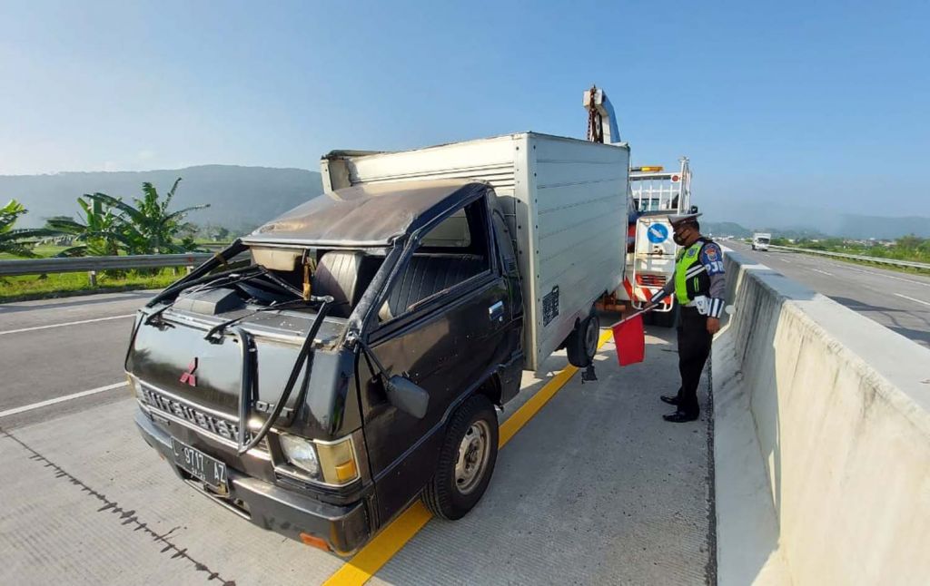 Mobil boks yang terguling di Tol Pandaan-Malang dievakuasi