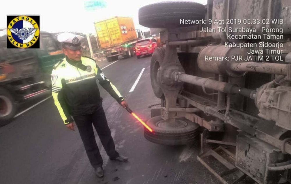 Truk boks yang terguling di Tol Sidoarjo (foto: Sat PJR Polda Jatim)