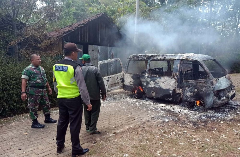 Keluar dari Garasi, Mobil Suzuki Carry Hangus Terbakar
