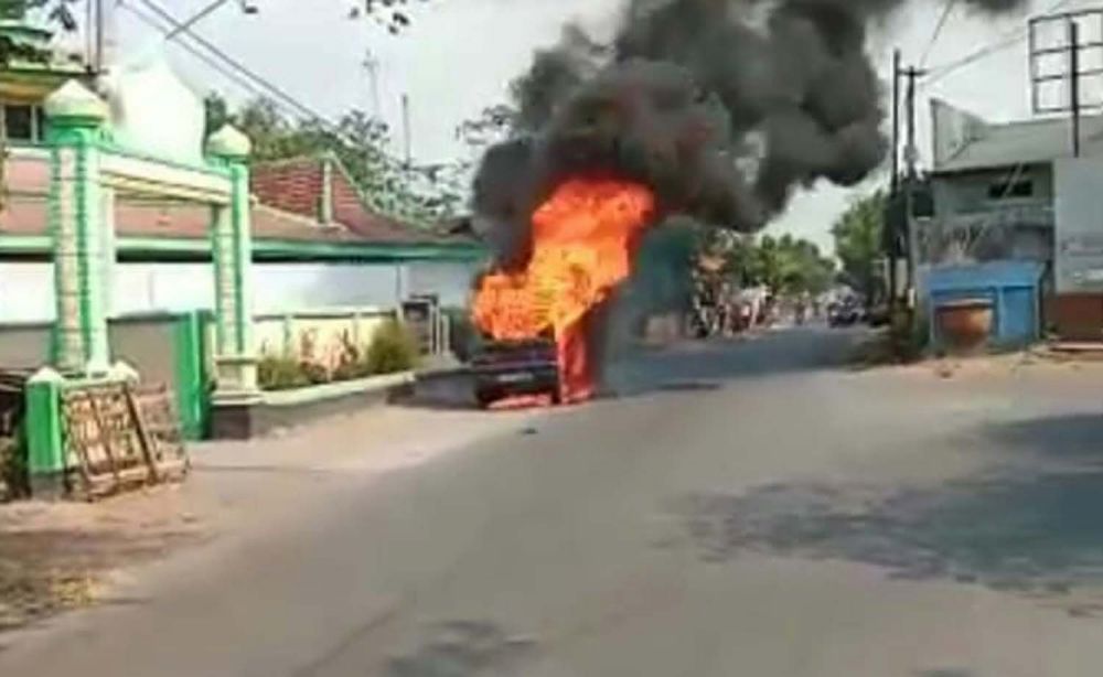 Mobil Suzuki Carry terbakar di Paiton, Probolinggo