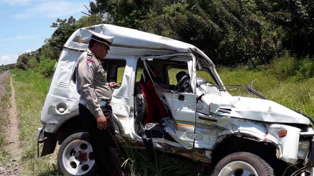 Mobil Suzuki Katana yang ringsek setelah tersambar kereta api di Banyuwangi