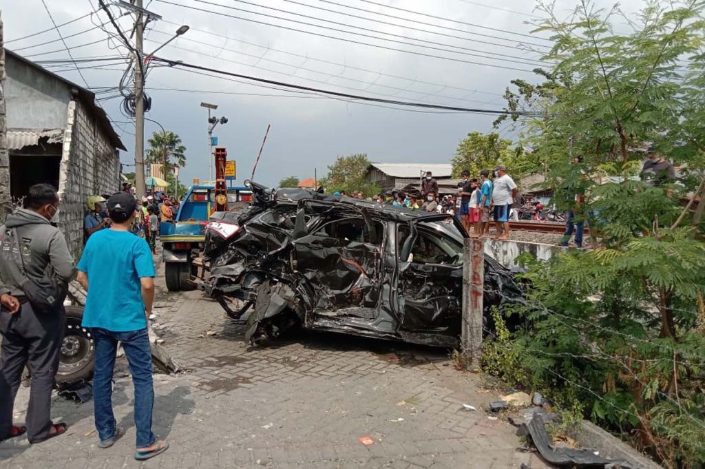 Kondisi mobil yang tertabrak kereta api di Surabaya