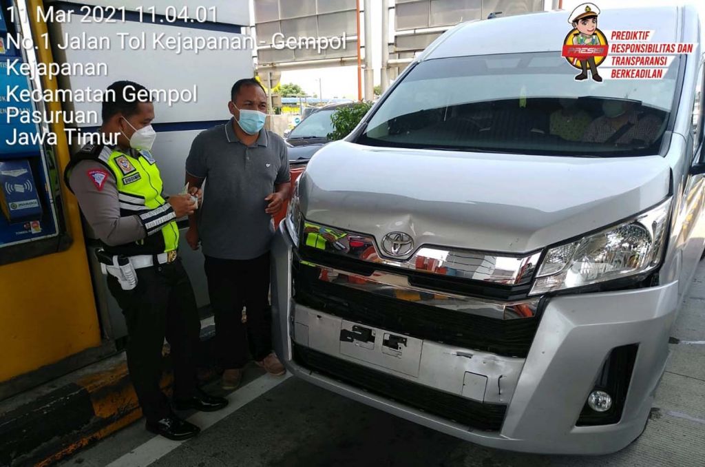 Mobil Hiace saat dihentikan di Gerbang Tol Kejapanan, Pasuruan (Foto: Dok. Sat PJR Polda Jatim)