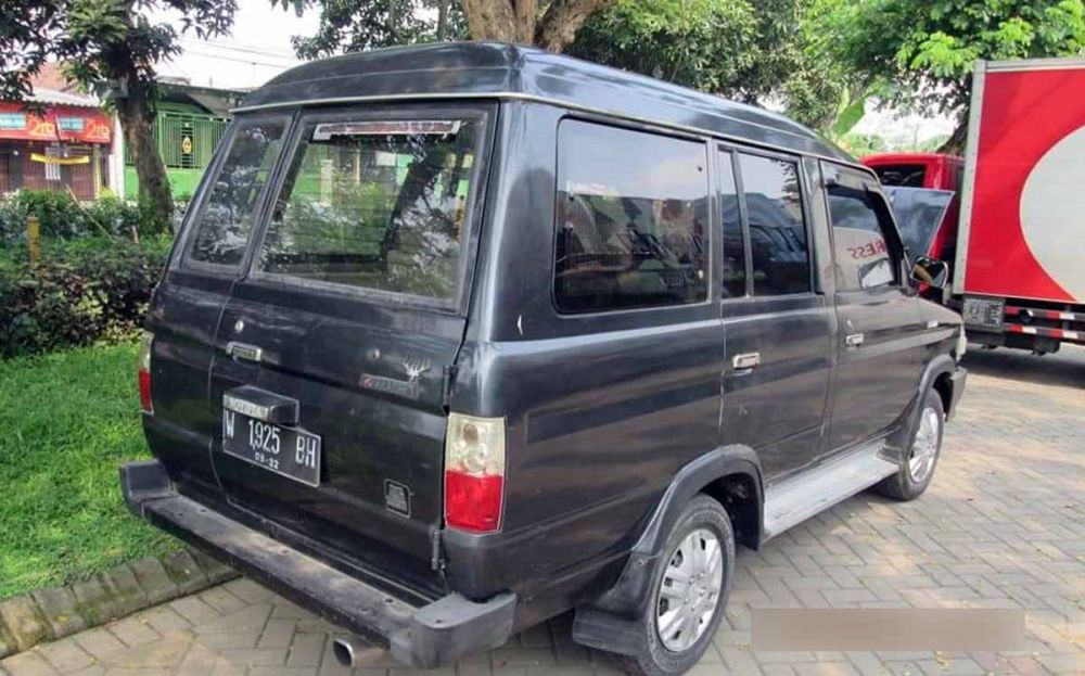 Mobil milik Ari Wijaya yang dicuri komplotan perampok bersenjata golok di Krian, Sidoarjo