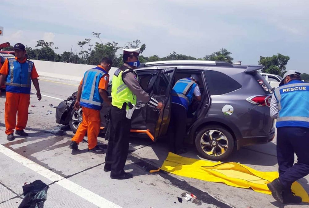 Mobil Honda BRV Tabrak Truk Tonton di Tol Gempol, Satu Orang Tewas