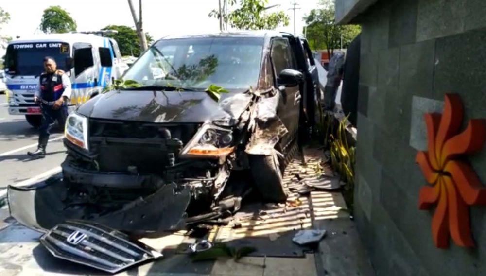 Kondisi mobil Honda MPV yang menabrak pohon dan pagar Kantor Bulog di Jalan Ahmad Yani, Surabaya