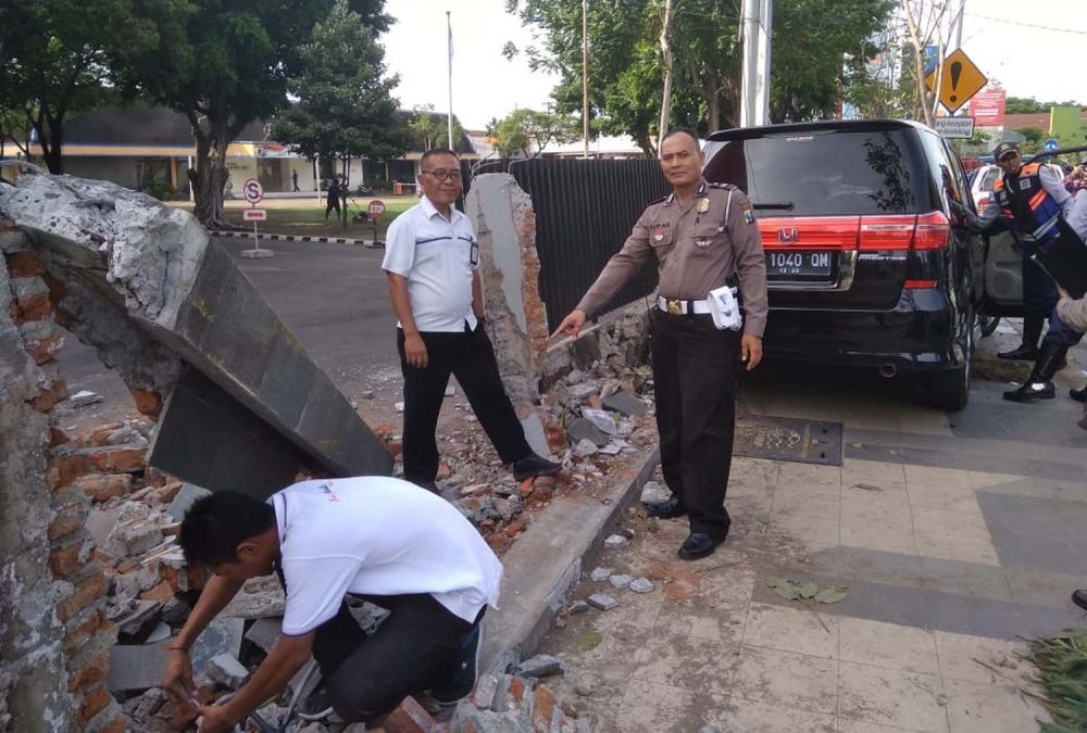 Kondisi pagar Kantor Bulog Jatim di Jalan Ahmad Yani, Surabaya yang ditabrak mobil Honda MPV