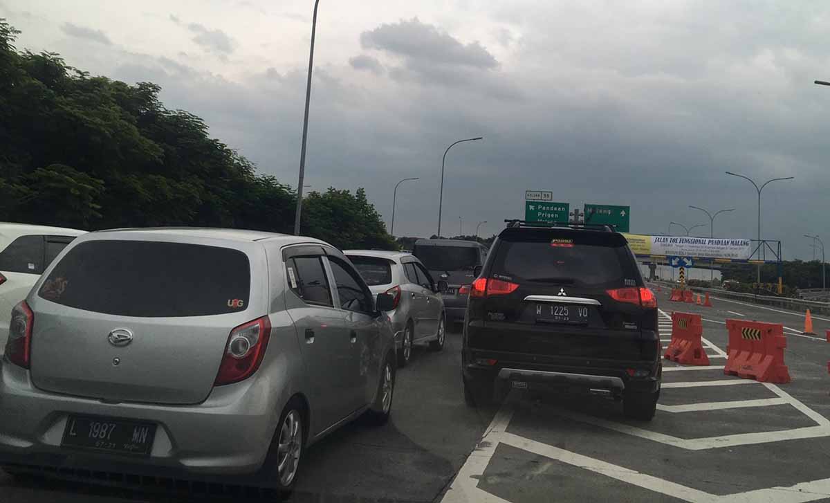 Antrean kendaraan luar kota menuju Malang dan Batu