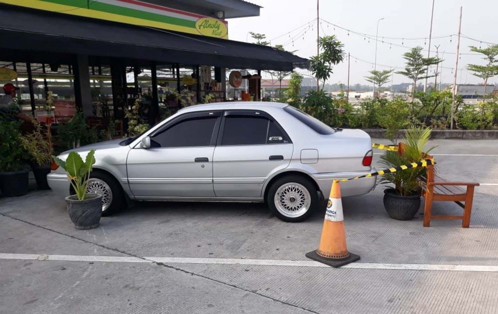 Penampakan mobil yang terparkir dua hari di rest area Tol Ngawi