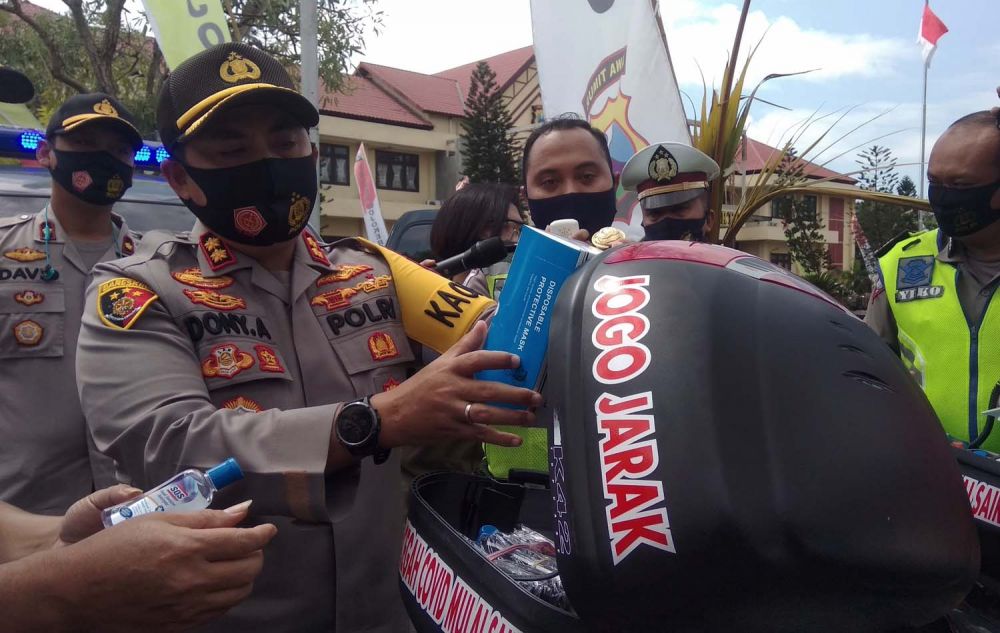 Kapolres Mojokerto AKBP Dony Alexander saat mengenalkan motor dan mobil dolan