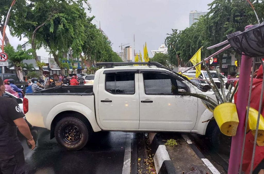 Mobil Nissan tabrak pagar pembatas Jalan Urip Sumoharjo, Surabaya
