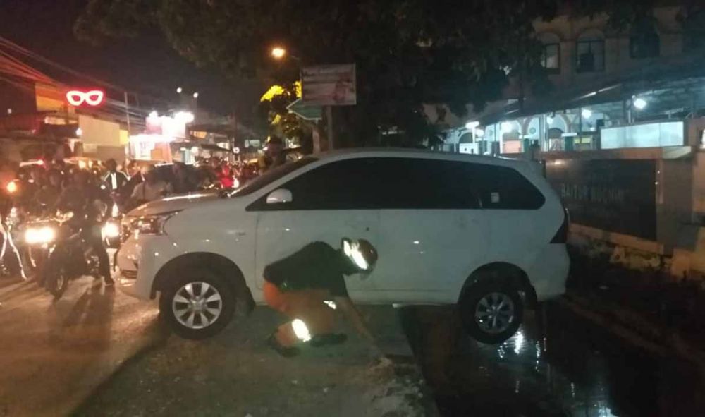 Mobil Avanza yang nyaris nyemplung ke kali di Surabaya