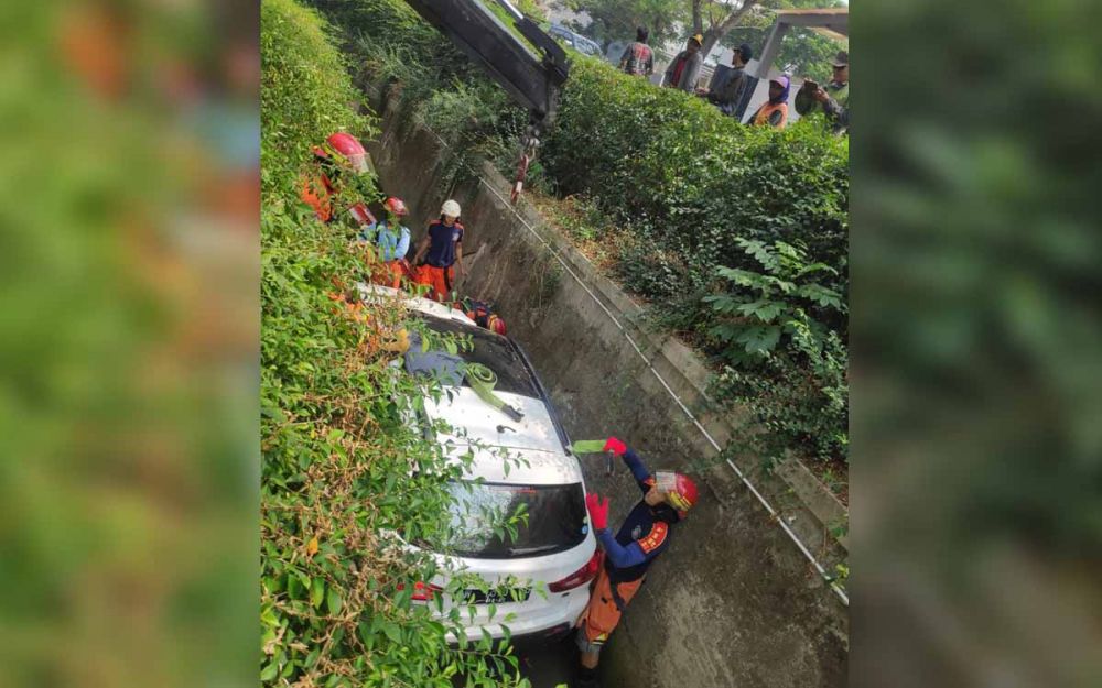 Mobil Mitsubishi Outlander nyempung ke sungai di Citraland, Surabaya