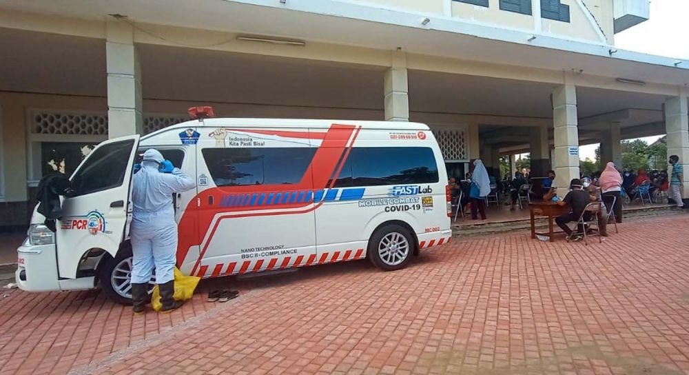 Mobil bantuan dari BNPB saat melakukan swab di GOR Pancasila Surabaya