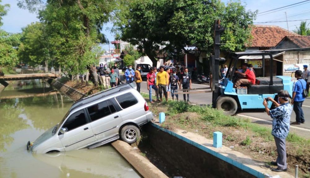 Mobil Panther Dikemudikan ASN Nyungsep dalam Sungai di Ponorogo