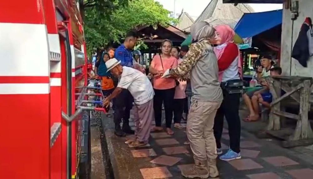 Mobil pemadam blusukan ke pasar di Trenggalek untuk mengajak warga pasar hidup sehat dengan rajin cuci tangan