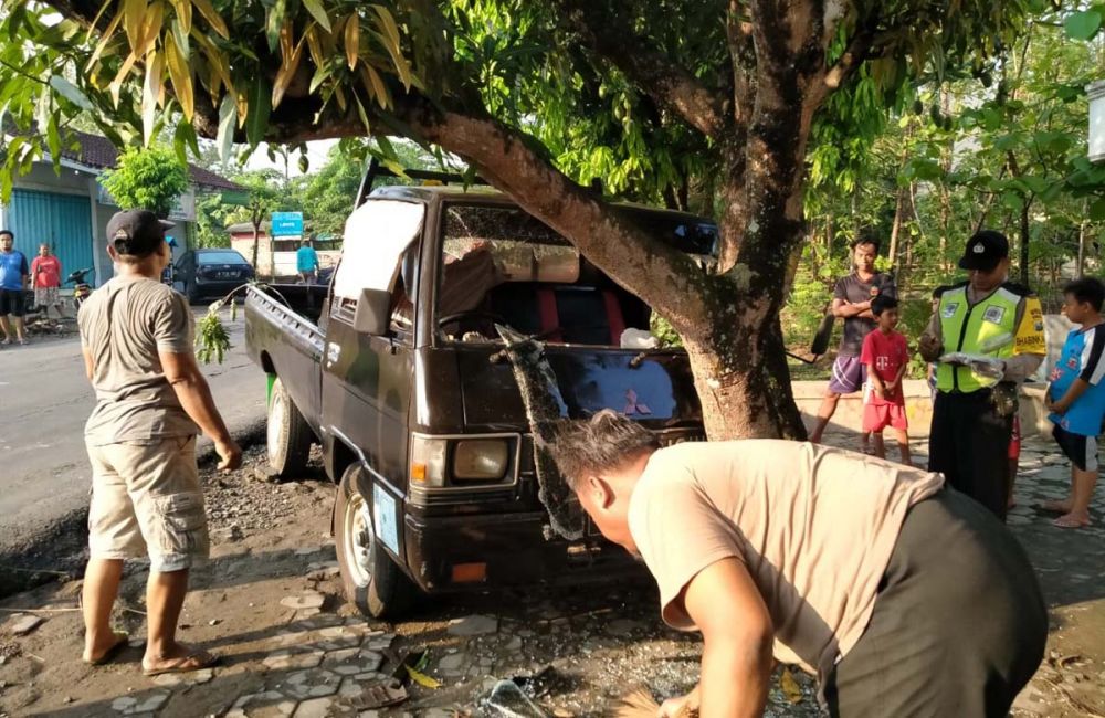 Mobil pikap tabrak pohon di Ngawi