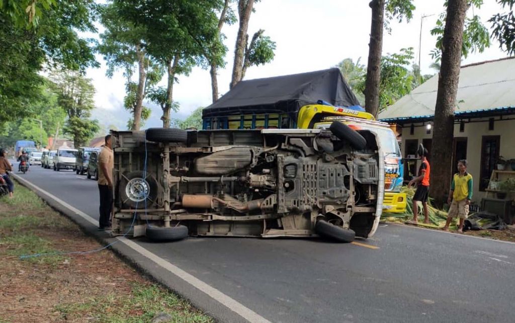 Mobil Pikap asal Malang Terguling di Banyuwangi, Pengemudi Terluka