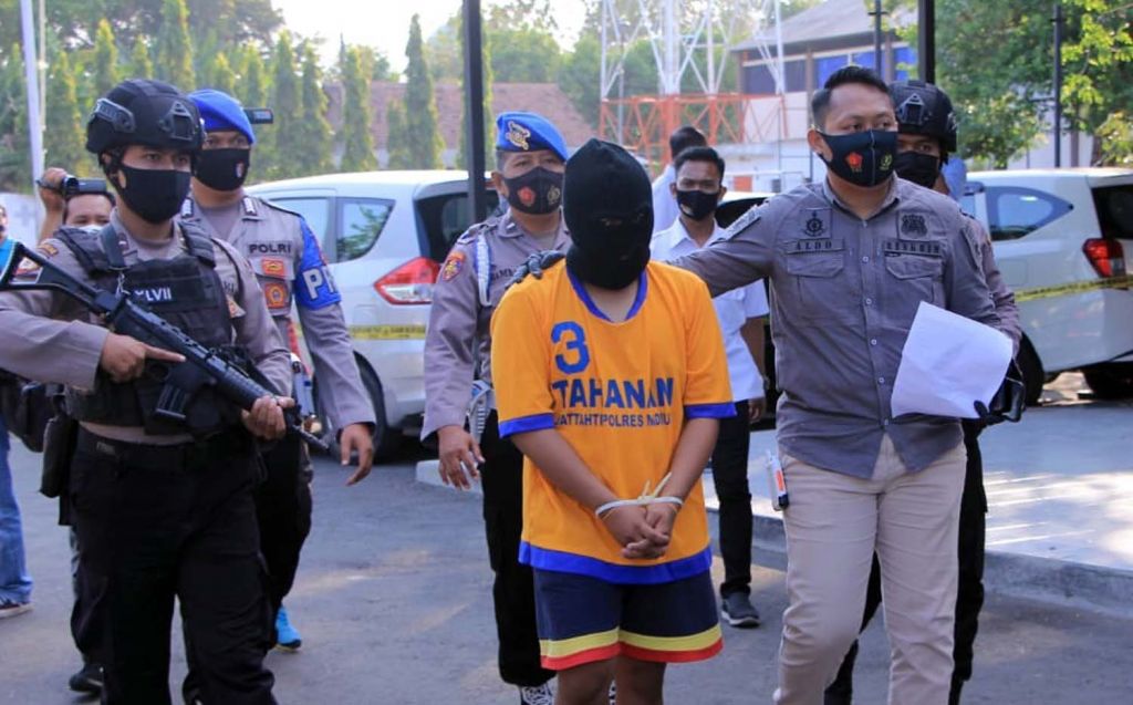 Tersangka Ino digiring di Mapolres Madiun