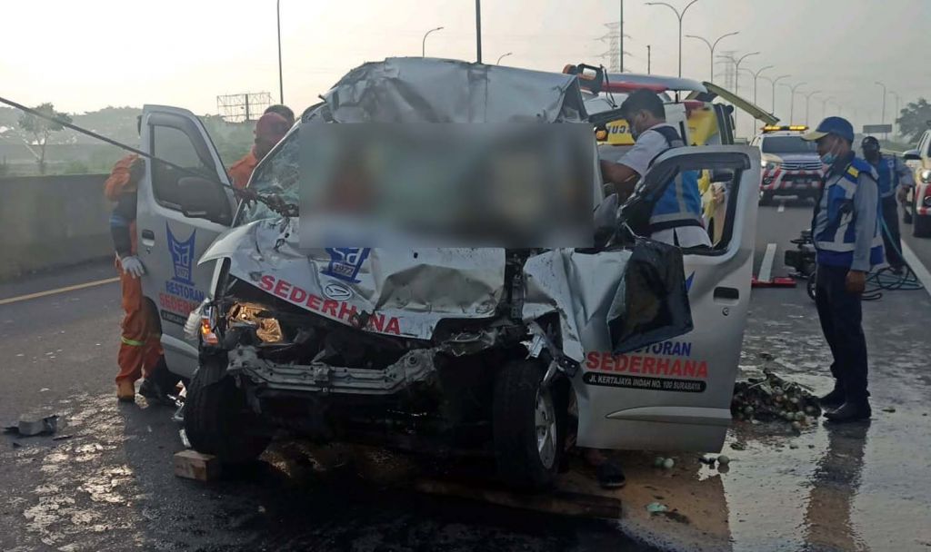 Mobil milik restoran yang menabrak bagian belakang dump truck di Tol Sidoarjo