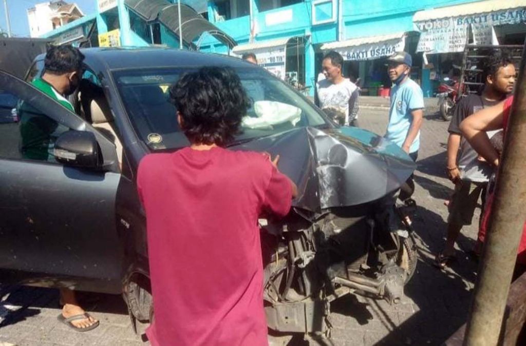 Mobil Avanza ringsek tabrak tiang PJU di Magetan