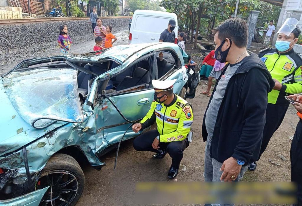Mobil sedan yang tersambar kereta api di Sidoarjo
