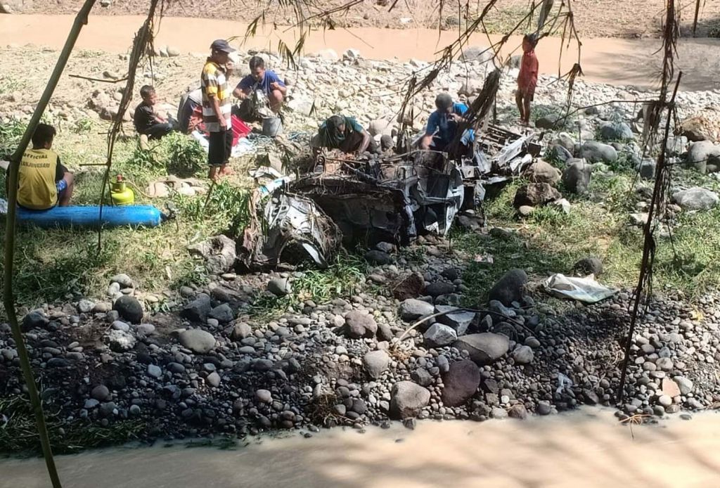 Mobil Pikap Ringsek Akibat Terseret Banjir Bandang di Magetan