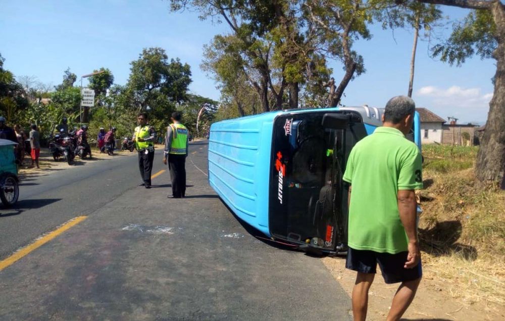 Mobil pengiring pengantin yang terguling di Ponorogo sebelum dievakuasi