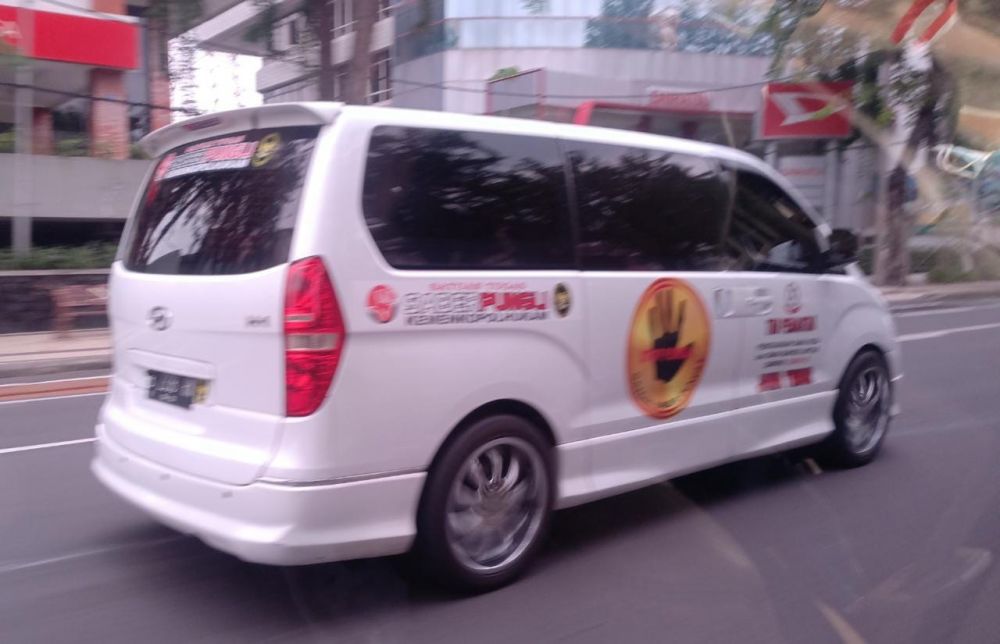 Penampakan mobil Satgas Saber Pungli Kemenko Polhukam di Jalan Panglima Sudirman, Surabaya (Foto: jatimnow.com)