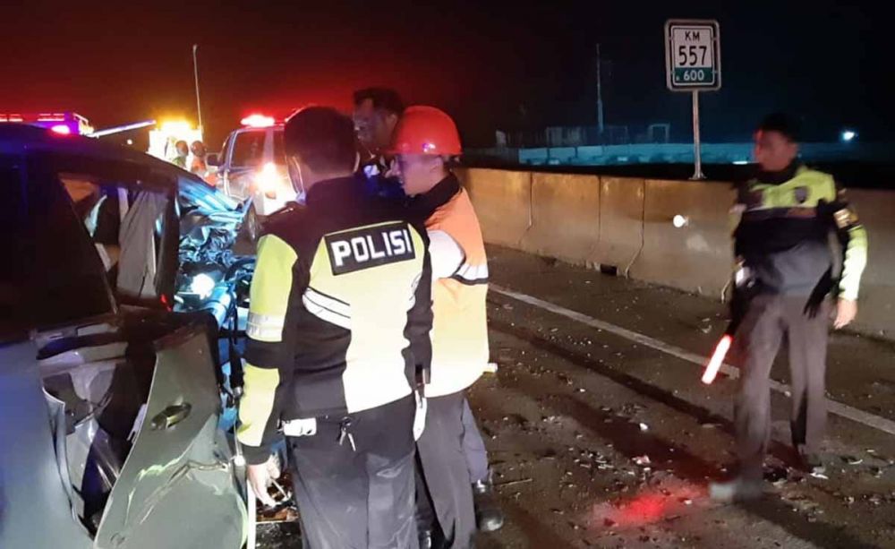 Toyota Innova Tabrak Truk di Tol Ngawi, Empat Orang Luka