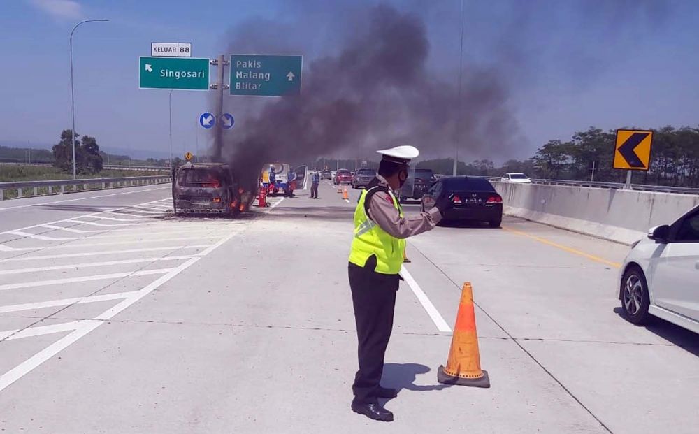 9 Penumpang Mobil yang Terbakar di Tol Singosari Selamat