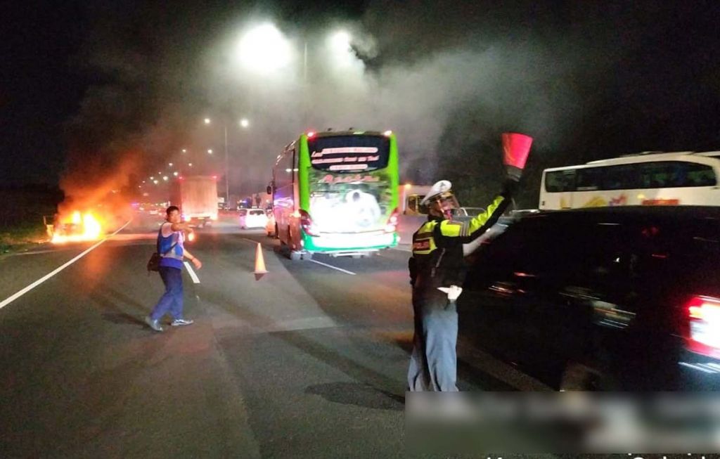 Mobil terbakar di Tol Sidoarjo