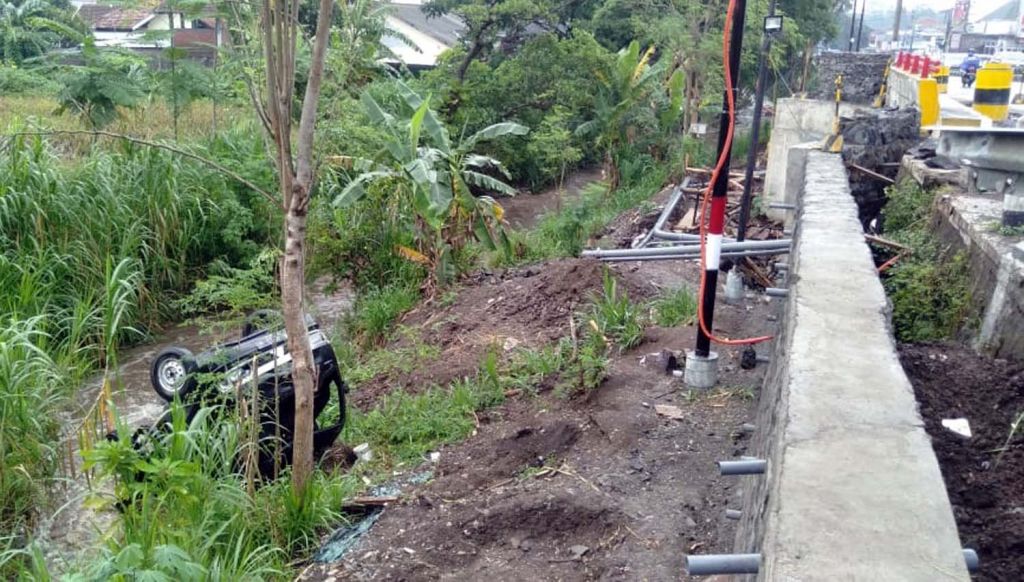 Mobil terperosok dan terbalik dalam sungai di Pasuruan