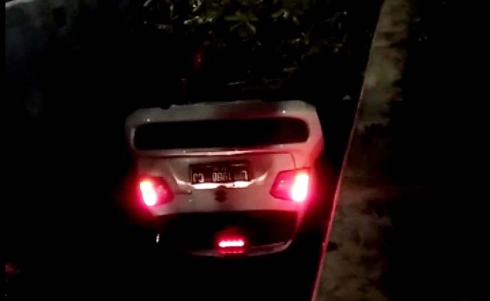 Mobil Berpenumpang Tiga Orang Satu Keluarga Terbalik di Selokan